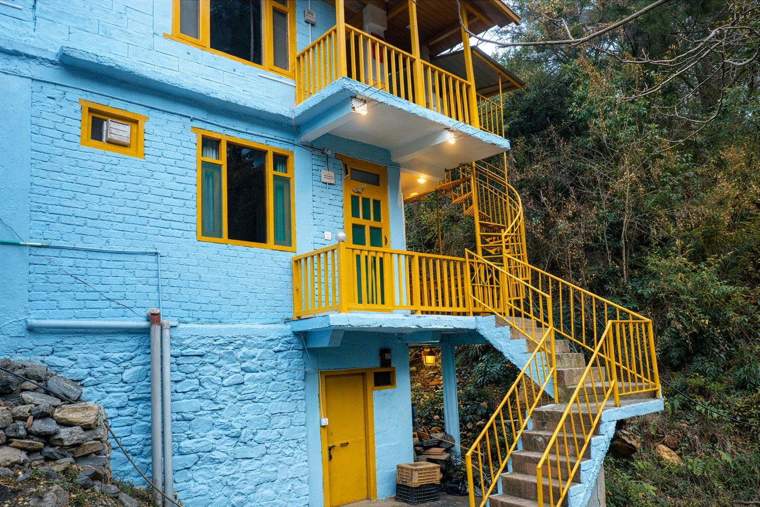 Exterior view of The River Haven Homestay surrounded by nature in Tirthan Valley