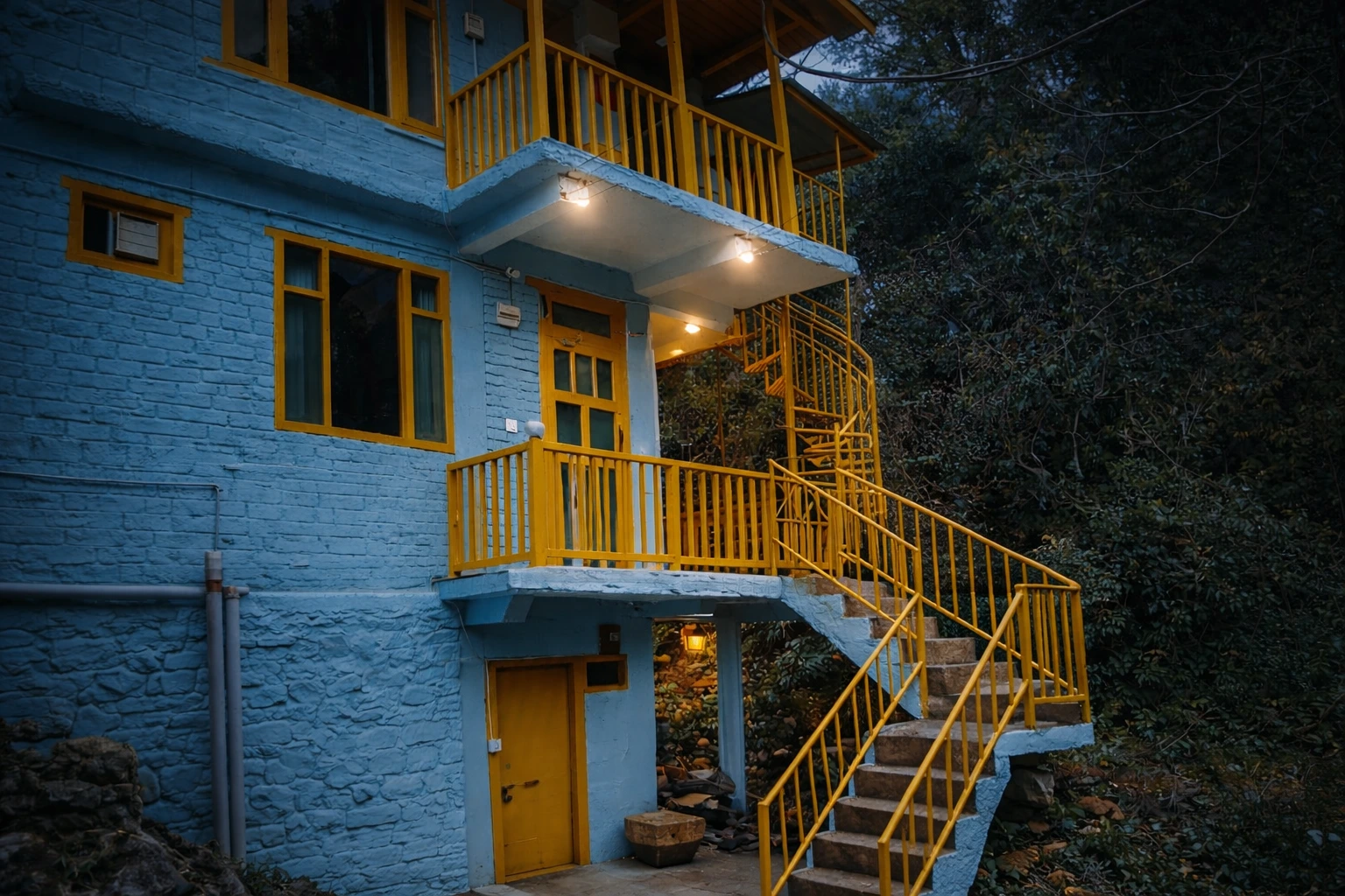 Exterior view of The River Haven Homestay surrounded by nature in Tirthan Valley