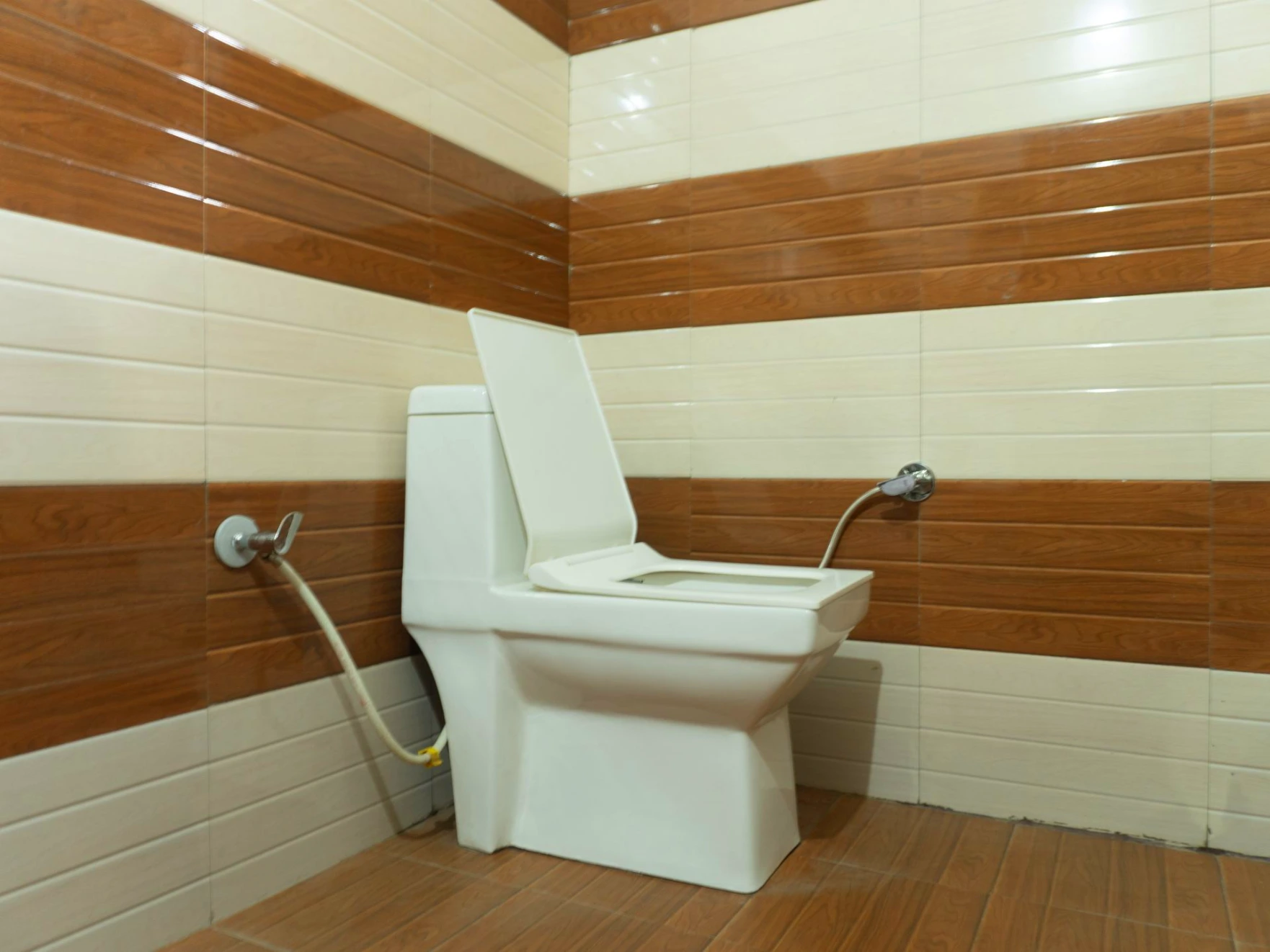 Clean and modern bathroom at The River Haven Homestay in Tirthan Valley