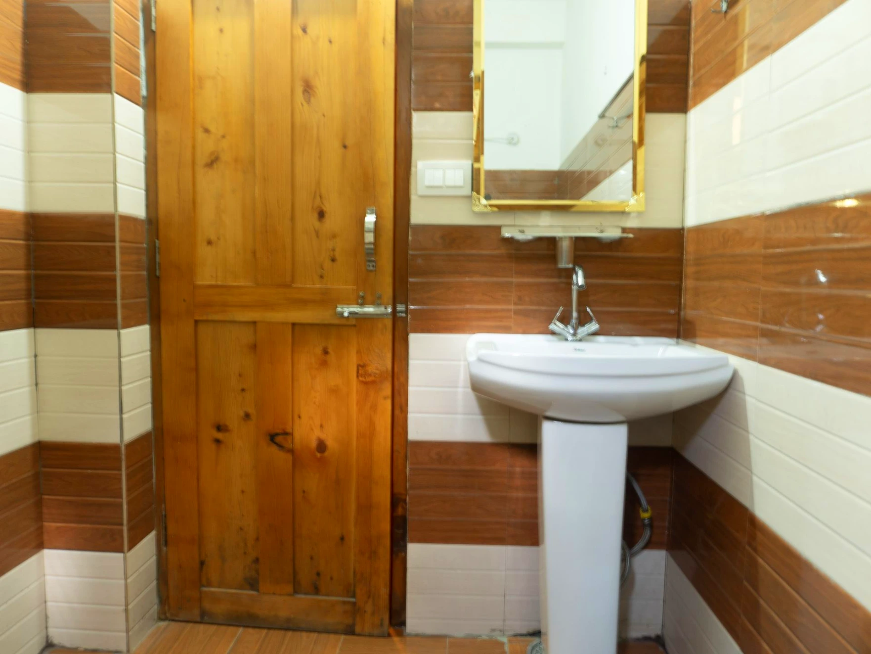 Clean and modern bathroom at The River Haven Homestay in Tirthan Valley