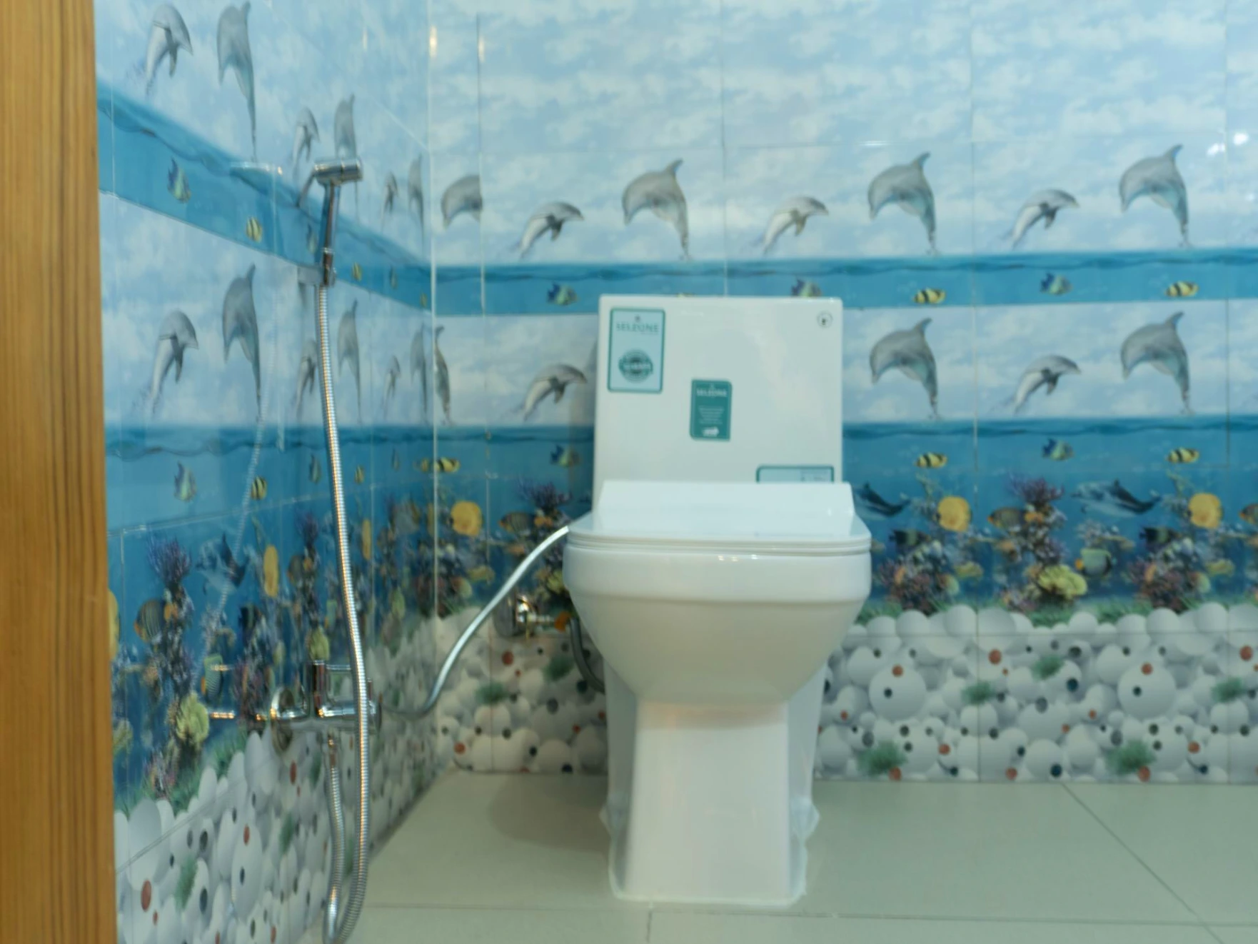 Clean and modern bathroom at The River Haven Homestay in Tirthan Valley