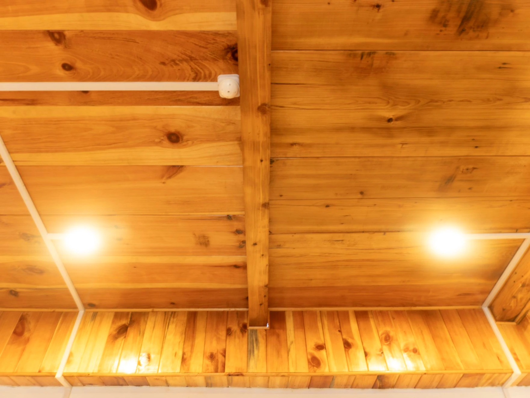 Clean and modern bathroom at The River Haven Homestay in Tirthan Valley