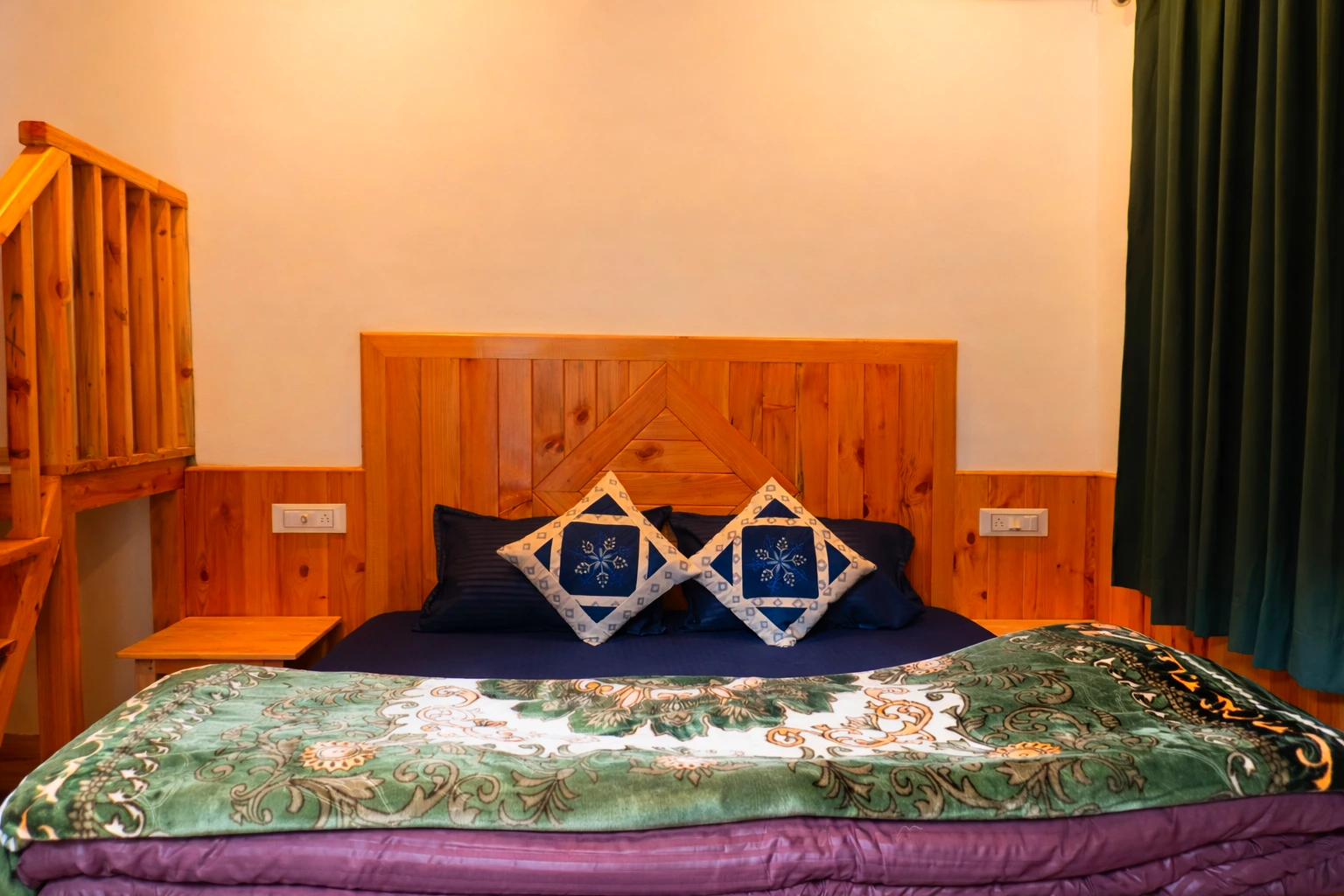 Cozy wooden room at The River Haven Homestay in Tirthan Valley