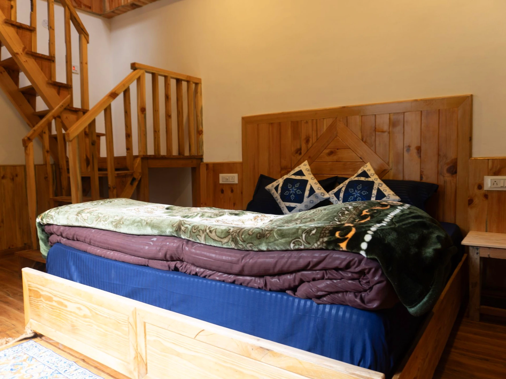 Cozy wooden room at The River Haven Homestay in Tirthan Valley