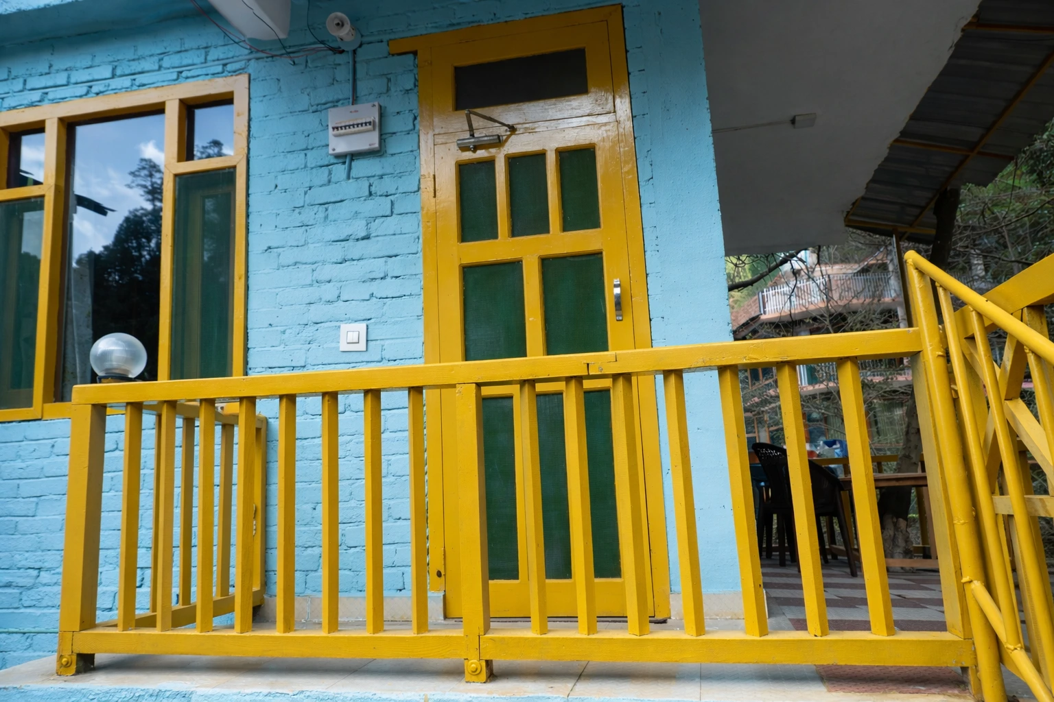 Exterior view of The River Haven Homestay surrounded by nature in Tirthan Valley