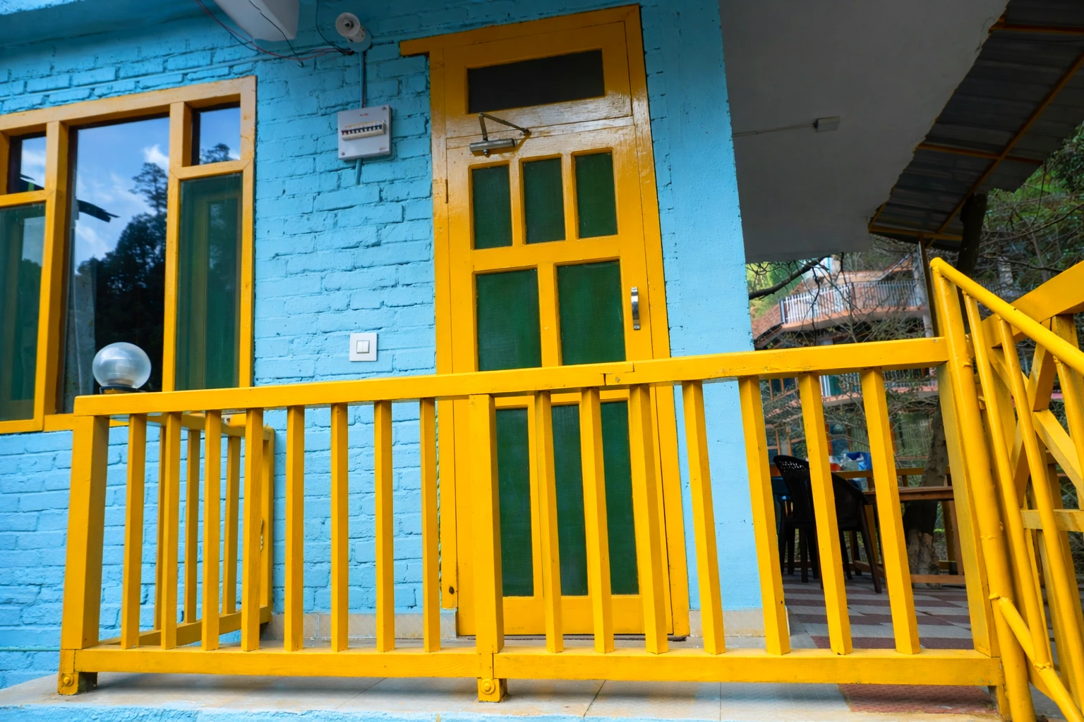 Balcony view surrounded by nature at The River Haven Homestay, Tirthan Valley