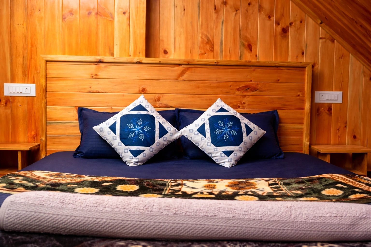 Cozy wooden room at The River Haven Homestay in Tirthan Valley