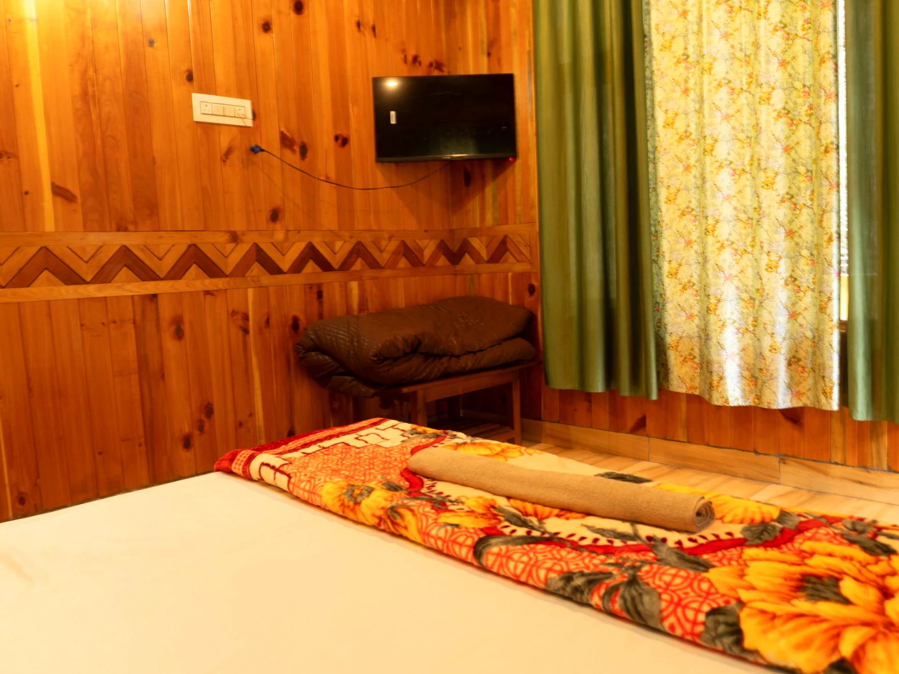 Cozy wooden room at The River Haven Homestay in Tirthan Valley