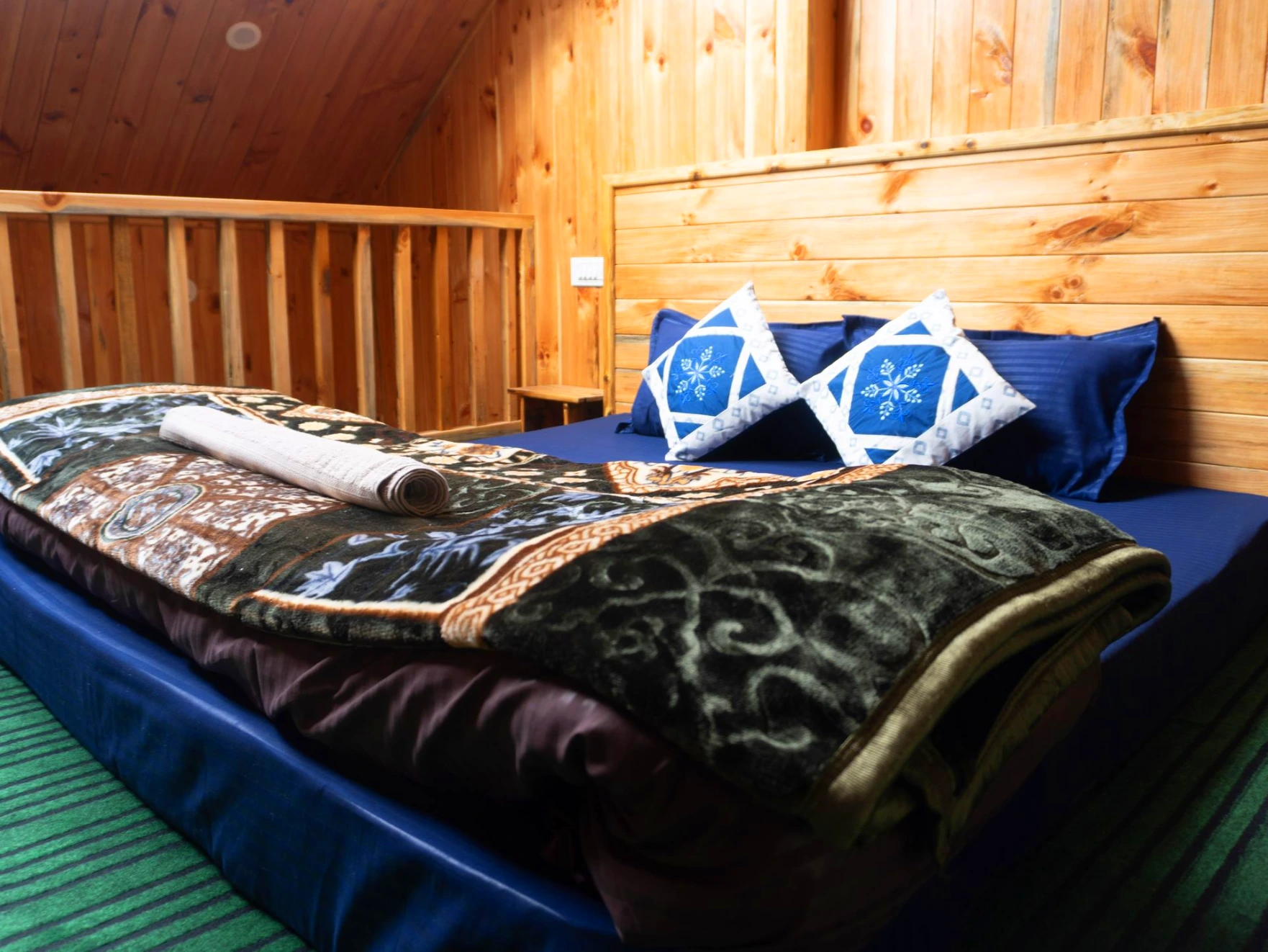 Cozy wooden room at The River Haven Homestay in Tirthan Valley