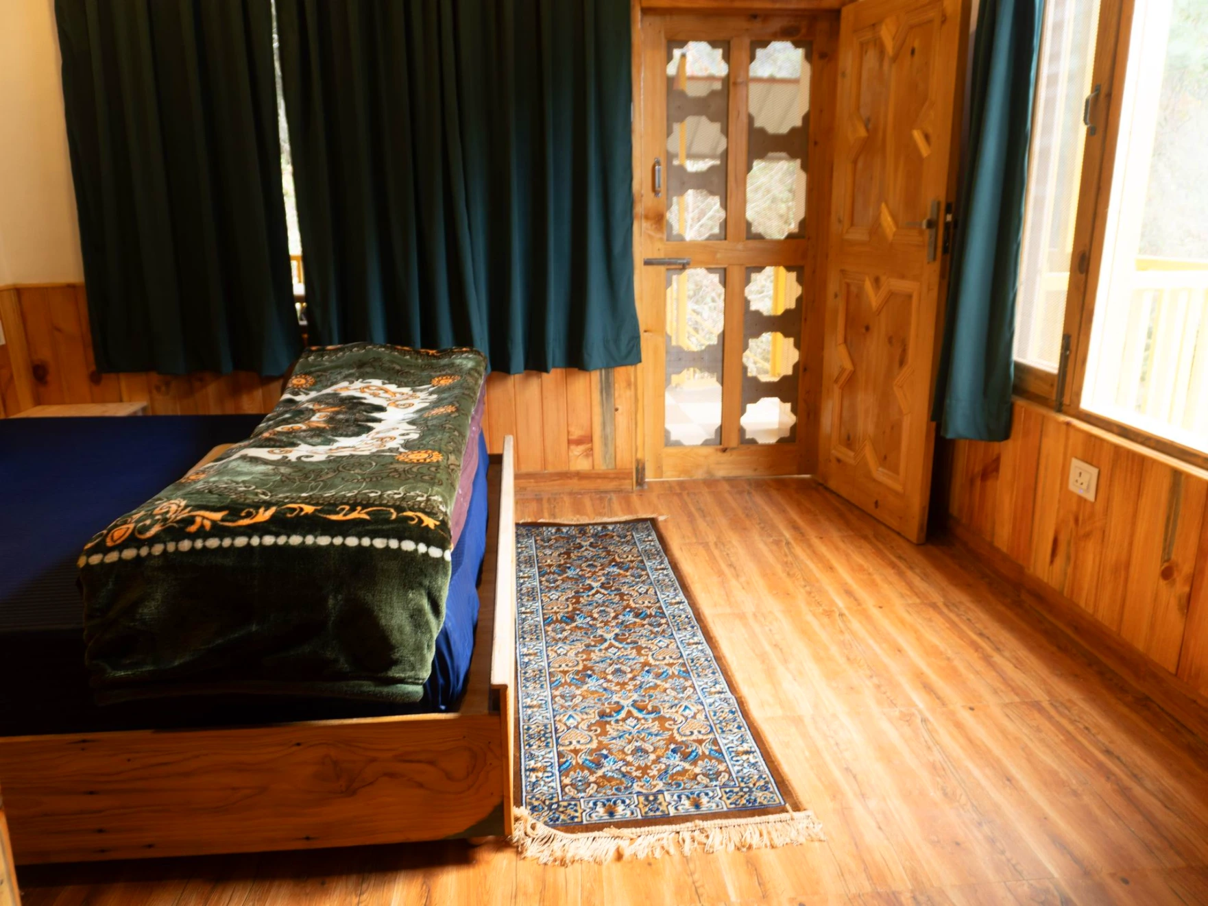 Cozy wooden room at The River Haven Homestay in Tirthan Valley