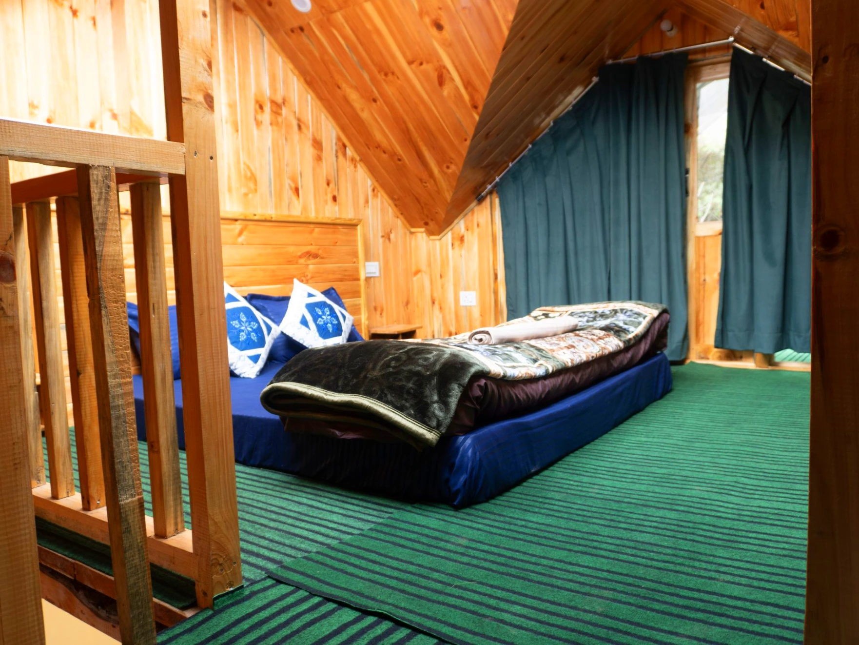 Cozy wooden room at The River Haven Homestay in Tirthan Valley