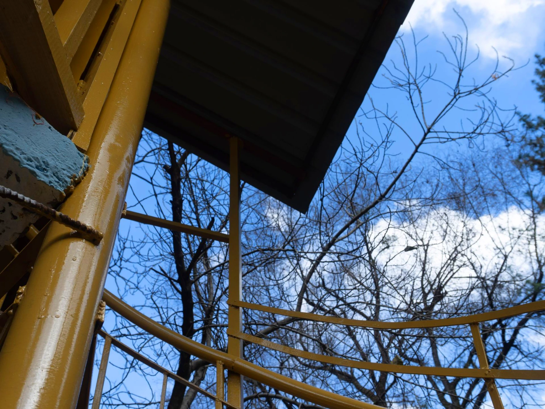 Balcony view surrounded by nature at The River Haven Homestay, Tirthan Valley