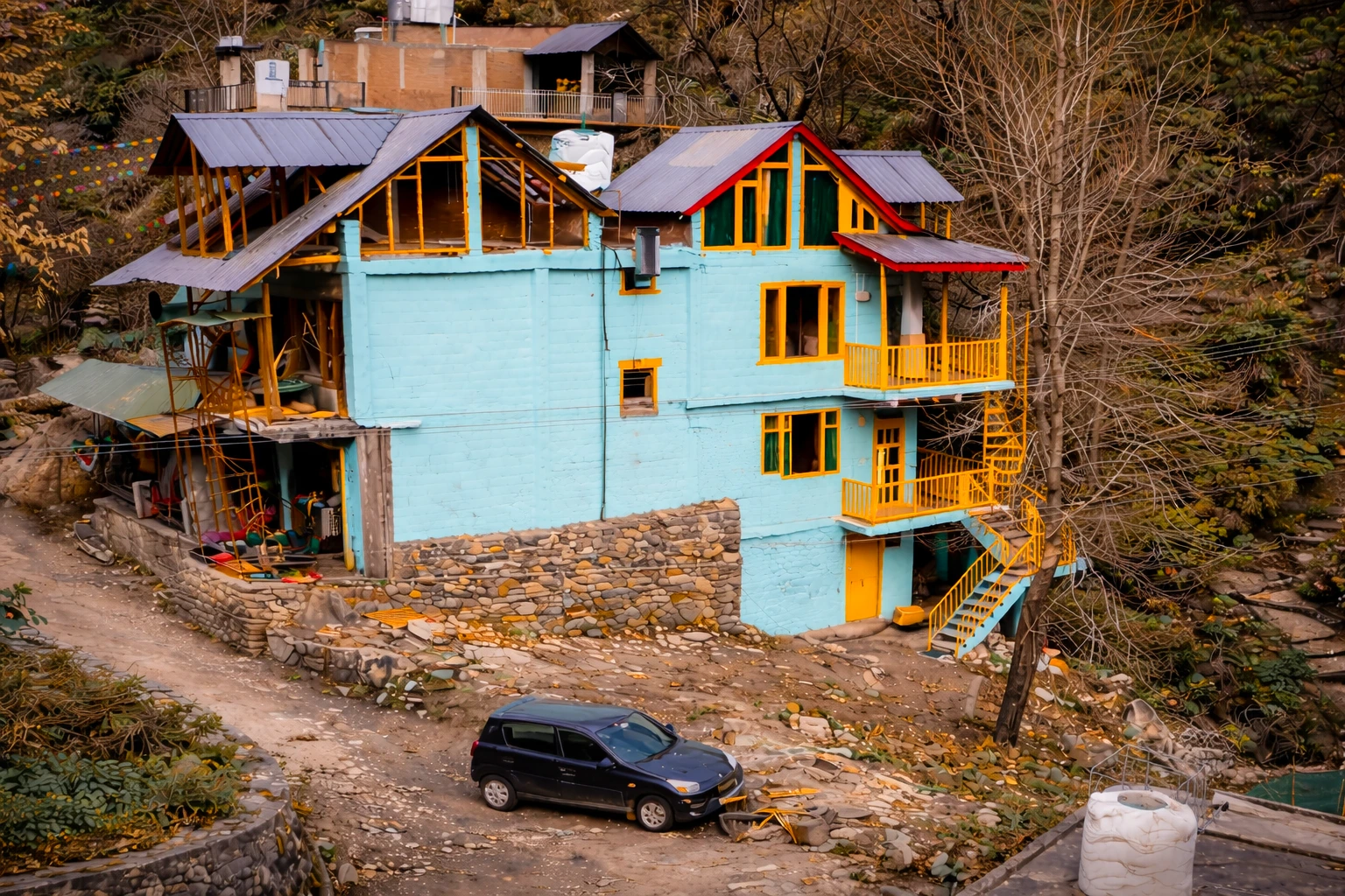 Exterior view of The River Haven Homestay surrounded by nature in Tirthan Valley