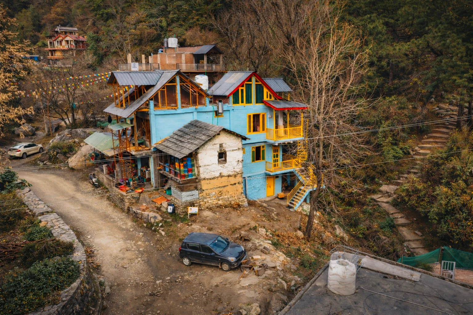 Exterior view of The River Haven Homestay surrounded by nature in Tirthan Valley