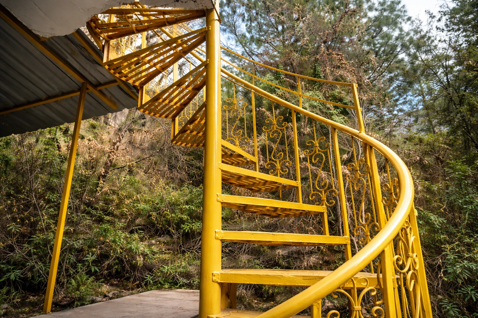 Exterior view of The River Haven Homestay surrounded by nature in Tirthan Valley
